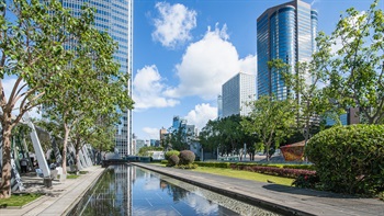 空中花园位于香港中央商业区的中环心脏地带，为该区提供了方便快捷的户外午饍地点，或工余小酌的好去处。从空中花园远眺，维多利港和香港天际线都一览无遗。